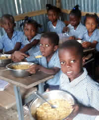 school kids eating lunch